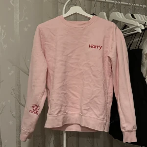 rosa tpwk sweatshirt XS - rosa tpwk sweatshirt som köptes för typ 6 år sedan för ca 650-700kr kommer ej ihåg. är endast lite hård pga tvätt, men ändå hur skön som helst. kan mötas i stockholm eller så står köparen för frakt. OBS! skriv innan ni trycker köp!