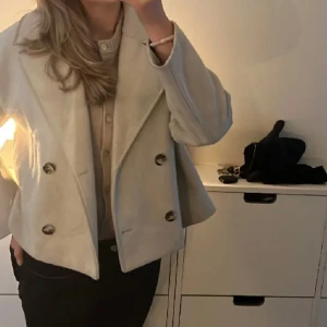Beige kappa   - Säljer en jätte fin beige kappa i storlek  S, bra pass form och bra längd. Färgen är mer beige i verkligenheten. Inga defekter heller! ❤️har fickor 