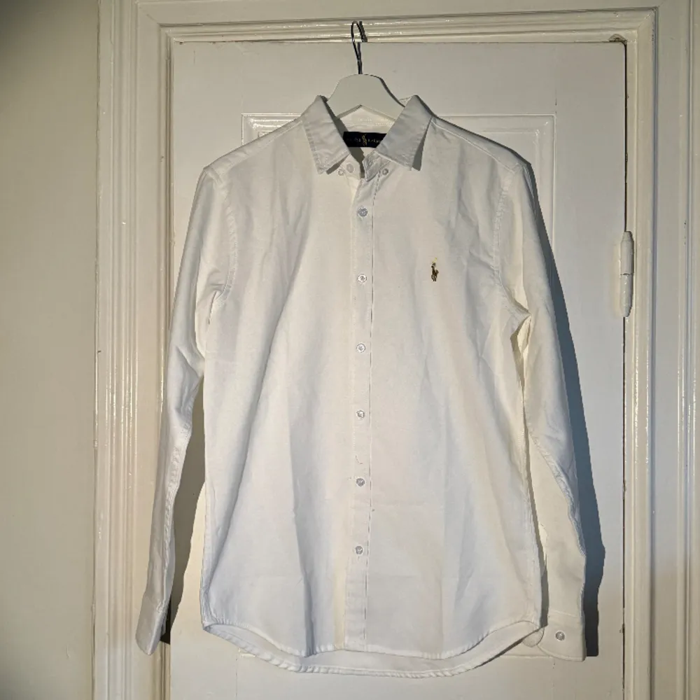 Ralph Lauren skjorta i nästintill nytt skick, 9/10. Nypris: 1599 kr. Storlek: L, passar L och M. . Skjortor.