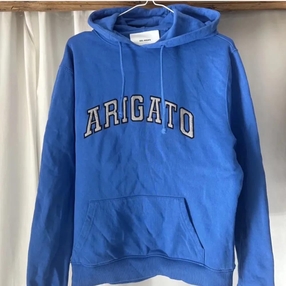 Säljer nu min snygga arigato hoodie därav jag inte använder den. Den är i storlek M men passar även S.  Vid frågor eller funderingar så är det bara att höra av sig⭐️. Hoodies.