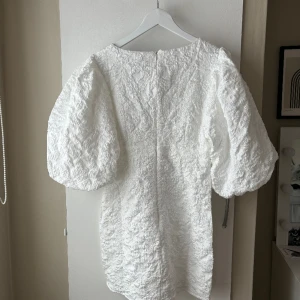 Fin sommarklänning  - Beställde klänningen i 2 storlekar säljer den här i storlek 38 passar även 36:or ändats lite större i storleken. Den är alltså bara testad aldrig använd.