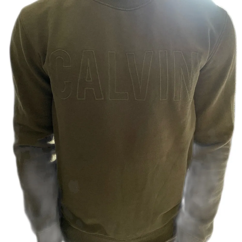 Mörkgrön sweatshirt ifrån Calvin Klein i storlek M, använd ett fåtal gånger. Tröjor & Koftor.