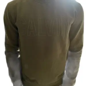 Mörkgrön sweatshirt ifrån Calvin Klein i storlek M, använd ett fåtal gånger