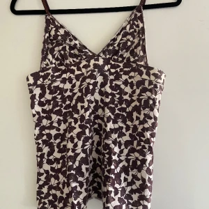 Rituals linne - Jätte skönt linne med glittriga detaljer både på tyger och på axelbanden. Från rituals sleep kollektioner, knappt använd. Funkar både till ett par jeans att ha till vardags eller att sova i ❤️ Är i S men passar även xs 