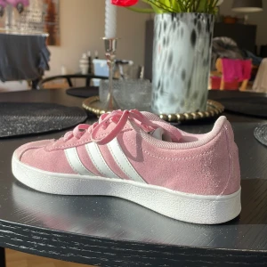 Rosa adidas skor - Nästan oanvända små fläckar. Kan diskutera pris. Kommer utan låda pågrund av att den är slängd. 