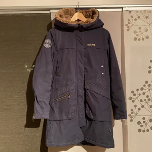 8848 vinterparkas - Vinterjacka i parkasmodell från 8848!  Längre modell som passar en storlek 36/38❄️