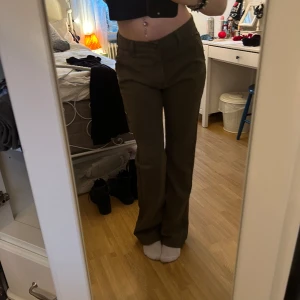 Gröna jeans - Coola straight leg jeans med as snygga bakfickor‼️ säljer då dom inte kommer till användning länge bara💞 jag är 160 så 
