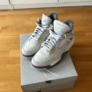 Air Jordan 4 - Säljer dessa feta Jordan 4 som jag köpte i Italien. Knappt använda. Storlek 46 men passar mig som har 44/45. Har även kvitto och fler bilder så om ni undrar något är de bara att skriva:) 