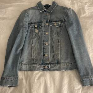 en jättefin jeans jacka från vero moda storlek S har använt typ 1 gång, säljer pågrund av att den aldrig kommer till användning💕💕