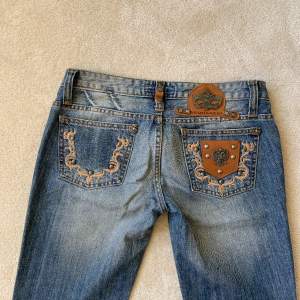 skitsnygga jeans från Dsquared men massa coola detaljer⚡️💗 midja: 40 cm innerbenslängd: 81 cm PRIS ÄR DISKUTERBART!