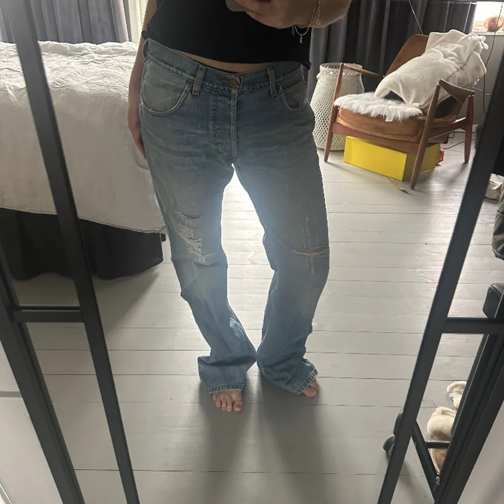 Blåa baggy/bootcut jeans från Lee. Säljer då de är för stora på mig. Långa och snygg tvätt. . Jeans & Byxor.