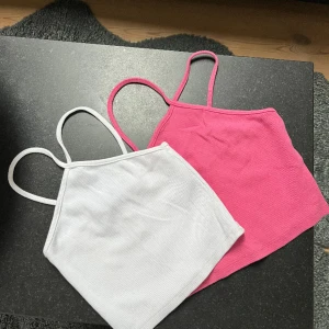 Två jättefina linnen från Zara💞 - Säljer dessa två superfina linnena från Zara i rosa och vitt😍köpta för ca 2 år sedan men är i väldigt fint skick! (Säljer endast båda tillsammans)