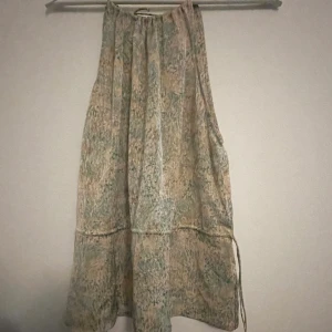 Topp - Säljer denna trendiga toppen från hm💕 