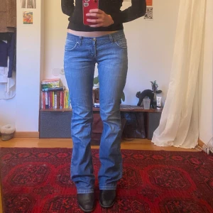 Lågmidjade utsvängda jeans - Storlek 31, köpt vintage! Från just cavalli