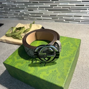 Gucci bälte - Säljer mitt Gucci bälte för vill sluta använda mina märkeskläder. Bältet fick jag från min mamma som present. Allt i bilden ingår. Använt den i cirka 3 månader men den är i bästa skick.  Hör av er vid frågor! Pris går så klart att dirkutera!!