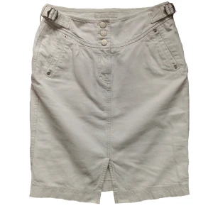 Vintage vit jeanskjol - Jeanskjol i vit färg från märket prét. Sjukt snygga detaljer, midjan går att justera på sidorna. Thriftad men i mycket bra skick!