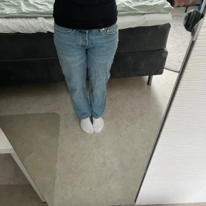 Jeans från Lager 157 - Jeans från lager 157 i stilen icon. Aldrig använda och i perfekt skick. Storlek M och de är uppsydda i benen. Är 162 och de passar jättebra i längden för mig. Ny pris 400, står ej för frakt
