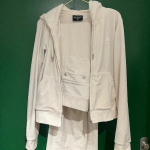 Juicy couture set - Lite missfärgning på kanten av midjan på byxan