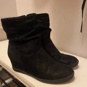 Klilkklack skor - Säljer dessa söta kilklack skorna då dom inte kommer till användning, använda ett fåtal gånger, dom har inga defekter alls och är nästan helt nya förutom att de är lite smuts på dom som går att borsta bort bara. Nypris 579. Pris går att diskutera 