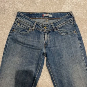 Vintage lågmidjade Levis jeans - Jättefina vintage bootcut jeans som jag har köpt här på Plick men tyvärr blivit för stora😩Midjemått rakt över: 38cm Innerbenslängd: 71cm (Lånad bild) priset kan diskuteras