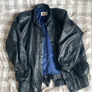 Skinnjacka  - Svart skinnjacka från Nahka MAESTRO. Bra kvalitet och i bra skick. Storleken är bortklippt men skulle gissa på att det är en large/xl 