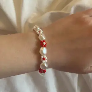 Rött Blom armband 🌹   45kr plus frakt ❤️