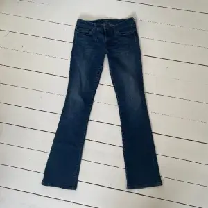 Jeansen är köpta på Zalando preowned men har inte användts och har inga synliga defekter.