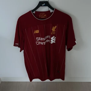 Liverpool tröja  -  Har inte använt den så mycket så den är bra skick  Köpt i Liverpool 