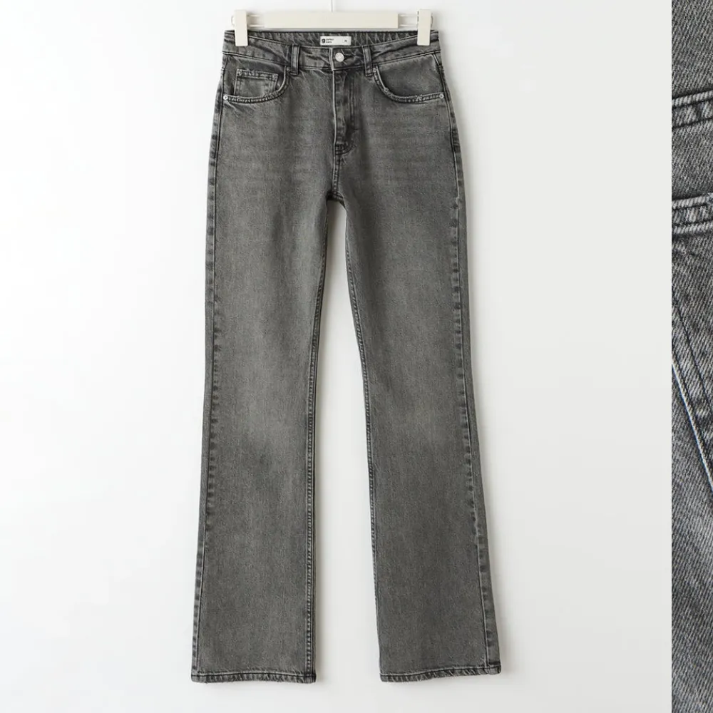 Säljer dessa mid waist jeansen från Gina Tricot. Är i bra skick och använd väldigt få gånger😁 . Jeans & Byxor.