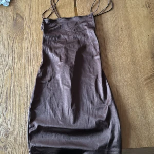 Brun klänning - Brun klänning från hm st S, aldrig använd och lappen är kvar