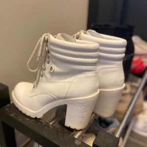 Kängor med klack! - Säljer dessa älskade kängor som passar till hösten, vintern och våren! Klacken är 9cm hög✨👠 Finns lite tecken på användning, men allt syns på bilderna.  