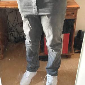 Unika jeans till försäljning! Införskaffade i Holland på Primark till ett fantastiskt pris. Stil och pris går hand i hand. Har du frågor eller vill du köpa dem? Skriv till mig direkt för mer information!👍🌵