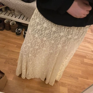 Lång ball kjol - Detta är en lång kjol med stjärnmönstet, kjolen är till för att vara lie genomskinlig🌟 använd en gång 🩷passar M/L