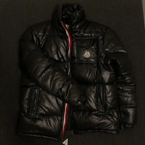 Moncler jacka - Moncler montbeliard jacka, säljer pga använder allt för sällan. Huva tillkommer. Kan diskutera pris i snabb affär 😁
