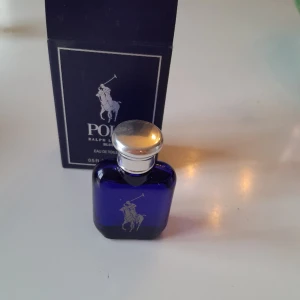 Polo Ralph Lauren blue 15ml - En au de toilette som använts några få ggr men som synes är i princip full. (ursprungligen 15ml) både flaska och kartong är i perfekt skick. 