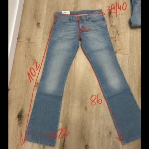 WRANGLER JEANS - Wrangler jeans som är för småååå på mig😭😭 Måtten är som på bilden💗