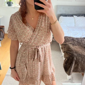 Blommig klänning  - Fin blommig klänning i super bra skick från vintage dressing 🫶🏼