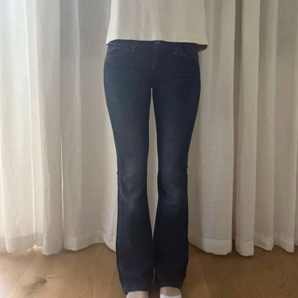 Jätte fina lågmidjade bootcut jeans ifrån wrangler 💗 säljer pga att dem ej kommer till användning längre 💞. Jeans & Byxor.