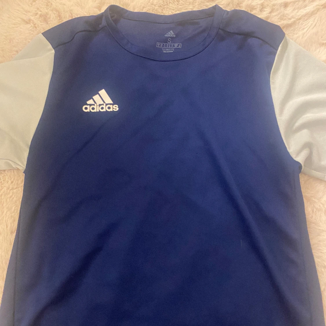Jättefin träningstshirt. 💙💙  - 90