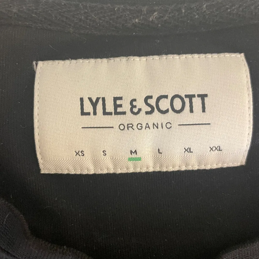 Snygg Lyle & Scott T-shirt i ett väldigt fint skick. Köpt på careofcarl för 400kr. T-shirts.