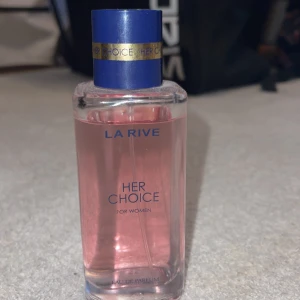 La rive her choice parfym - Knappt använd, forfarande mycket i👌 original priset är ungefär 100kr men jag säljer för 65❤️ 100 ml, glasflaska❤️ säljer för jag behöver pengarna och känner att jag inte använder den längre💓 