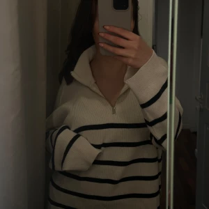 Randig Stickad. - Säljer denna mysiga och mjuka stickade tröjan från Stradivarius. Den är lite tunnare k material och är perfekt nu till vår🦋Köpte den i L så den skulle va oversize så den passar allt från XS-L