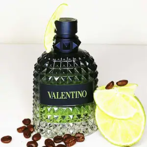5ml sample av Valentino Green Stravaganza. Denna doft har mycket citrus av sig men har också en ganska stor doft i början av kaffe. Valentino Green Stravaganza är perfekt till sommaren!