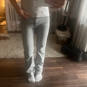 Gråa jeans  - Gråa jeans från bikbok! Rak modell med normal midja, näst intill nyskick! 