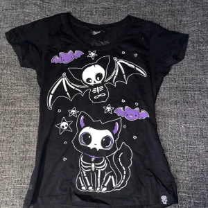 cupcake cult t-shirt - Jätte söt tisha från cupcake cult! Kom inte till användning för mig så den är i nytt skick!:) Köpt för 300 originellt.