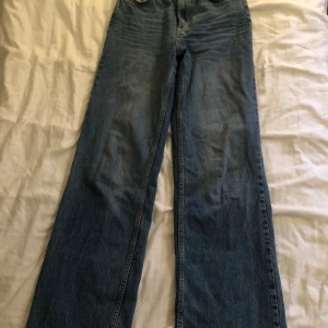 Jeans - För stora för mig. Lite slitage vid slutet av benen