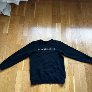 Sail Racing sweatshirt  - Slitet tryck, annars inga fel på tröjan. Väldigt liten i storleken