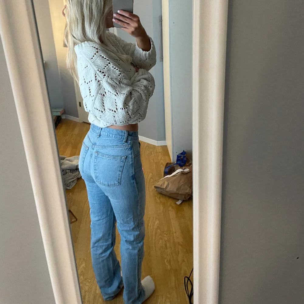 Jättefina blå jeans från asos. Knappt använda så väldigt bra skick skulle jag säga 💕 jag är 1,66cm . Jeans & Byxor.
