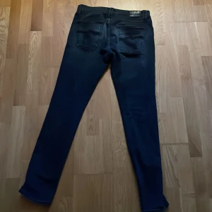 Nudie jeans ”Lean dean” - I princip nyskick, säljer jeansen då de satt dåligt på mig.  Jeansen är svarta/ väldigt mörkblå. Nypris 1600 mitt pris 450