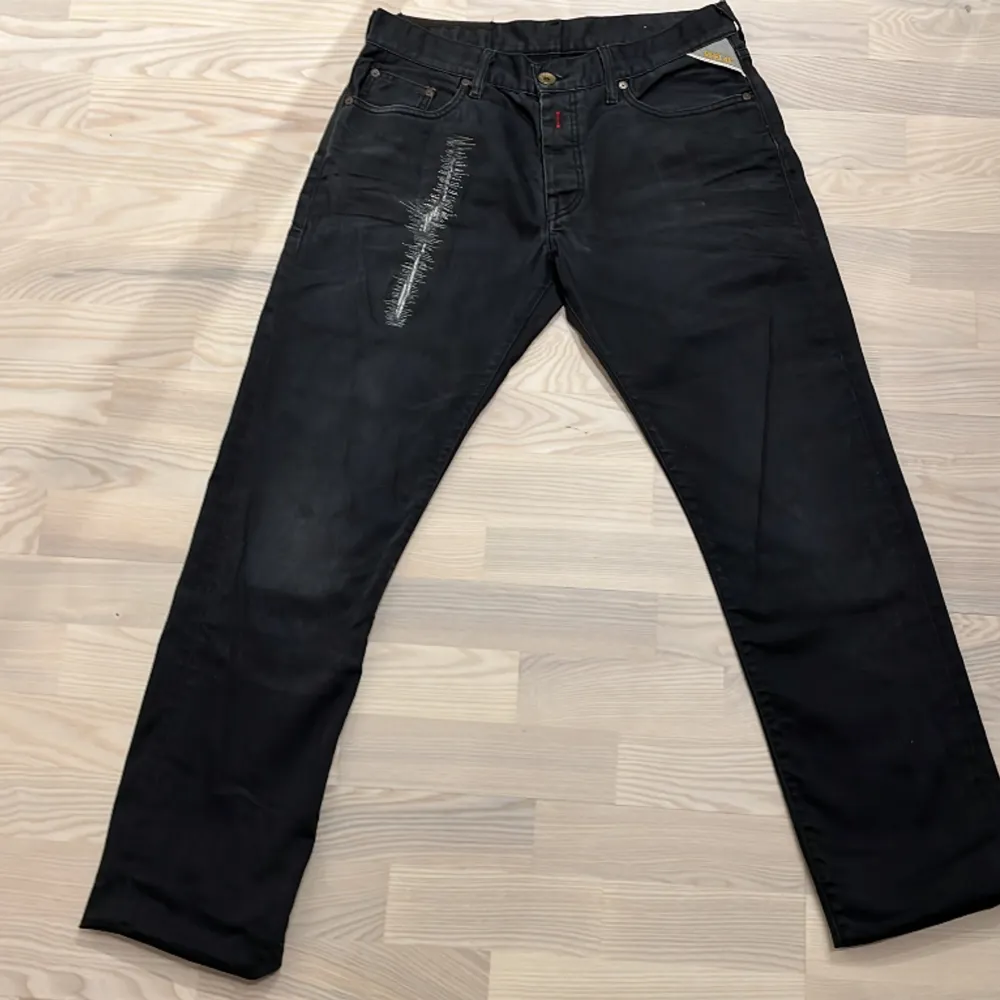 Hej! Säljer ett par riktigt snygga Replay jeans i bra skick! (Slitningarna där fram ska vara så) modellen är inte så gammal. W34L34 true to size. Slim ✅nypris 1800! Färg: svartmörkgrå. Slitstarkt material! Dm vid intresse 😁mvh 💛. Jeans & Byxor.